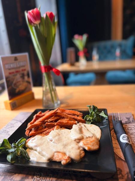 Piept de Pui cu Sos Gorgonzola si Cartofi Dulci 